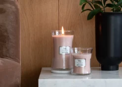 WoodWick Hourglass Medium Geurkaars - Vanilla & Sea Salt -WoodWick 1200x857 3