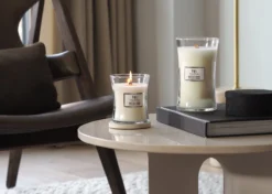 Woodwick Hourglass Medium Geurkaars - White Tea & Jasmine -WoodWick 1200x857 4